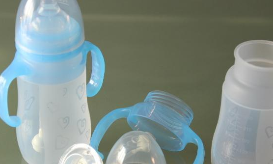 分享寶寶各個(gè)階段奶瓶奶嘴的最佳大小，0-3月使用S型的比較合適