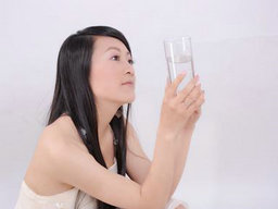 多喝水有助于長壽嗎